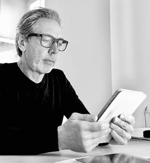 Luk reading Medium on the tablet